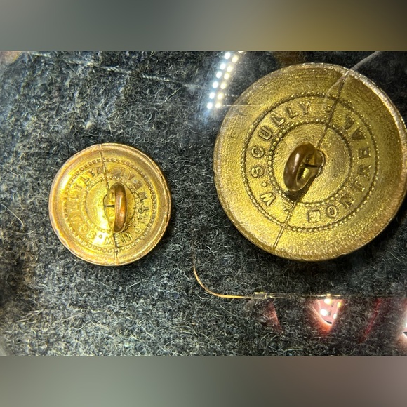 2 Customs Canada buttons vintage - Picture 8 of 10